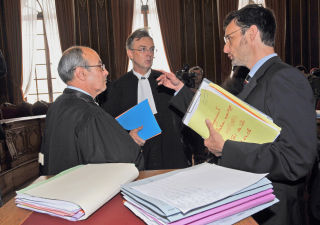 I RETTEN: Charles Edouard Mauger (i midten), med aktor Eric Vaillant (t.h.) og statsadvokat  Dominique Tailhardat under rettsbehandlingen i juni. Foto: Philippe Huguen/AFP/Scanpix