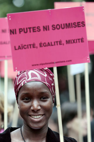 DEMONSTRASJON: Vi m� f� slutt p� kulturelle p�skudd som fortsetter med � lukke oss inn i mannsj�vinistiske og patriarkalske fengsler, skriver Ni putes ni soumises i en uttalelse etter dommen. Den unge kvinnen deltar i en demonstrasjon til st�tte for kvinnen i juni.