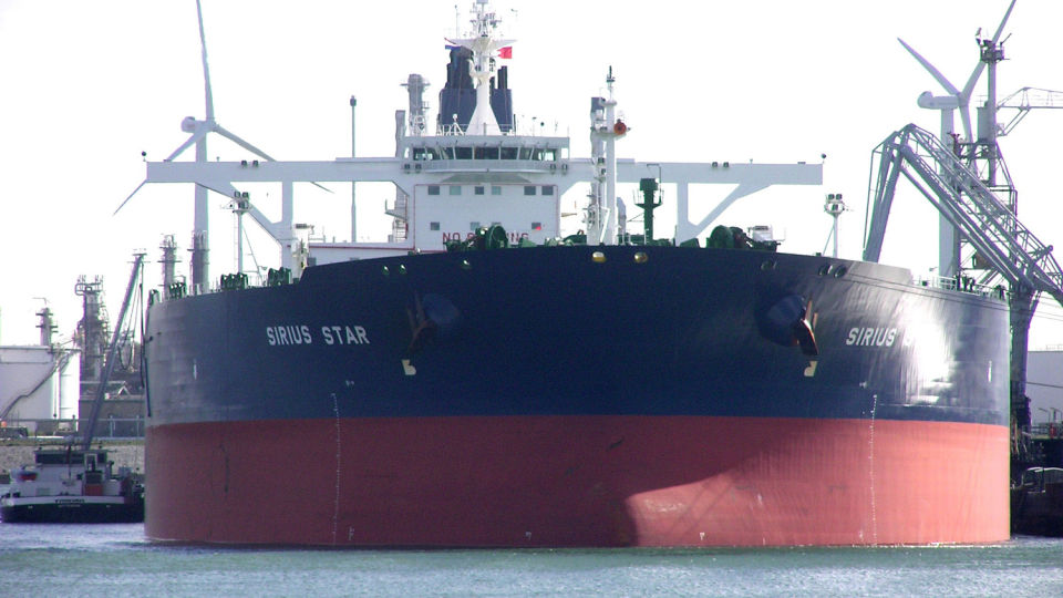 FET FANGST: I g�r kapret somaliske sj�r�vere denne oljetankeren, lastet med olje verd n�rmere halvannen milliard kroner. I dag slo piratene til igjen, rett foran nesa p� den amerikanske marinen. Foto: Scanpix