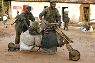 I BEVEGELSE: Regjeringssoldater i Kanyabayonga. Foto: Reuters/Finbarr O''Reilly/SCANPIX