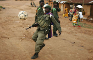 IKKE BARE FORTVILELSE: En regjeringssoldat tar seg tid til litt fotball. Foto: Reuters/Finbarr O''Reilly/SCANPIX