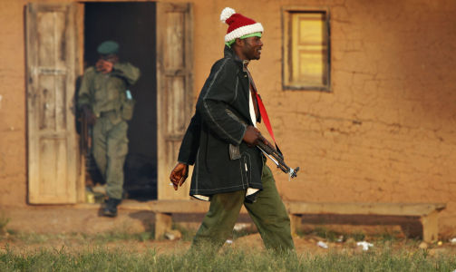 FLYKTER: En regjeringssoldat ser ut til � v�re p� vei mot provinshovedstaden Goma etter at tutsioppr�rere tok kontroll over en av regjeringsh�rens baser lenger nord. Foto: Reuters/Finbarr O''Reilly/SCANPIX