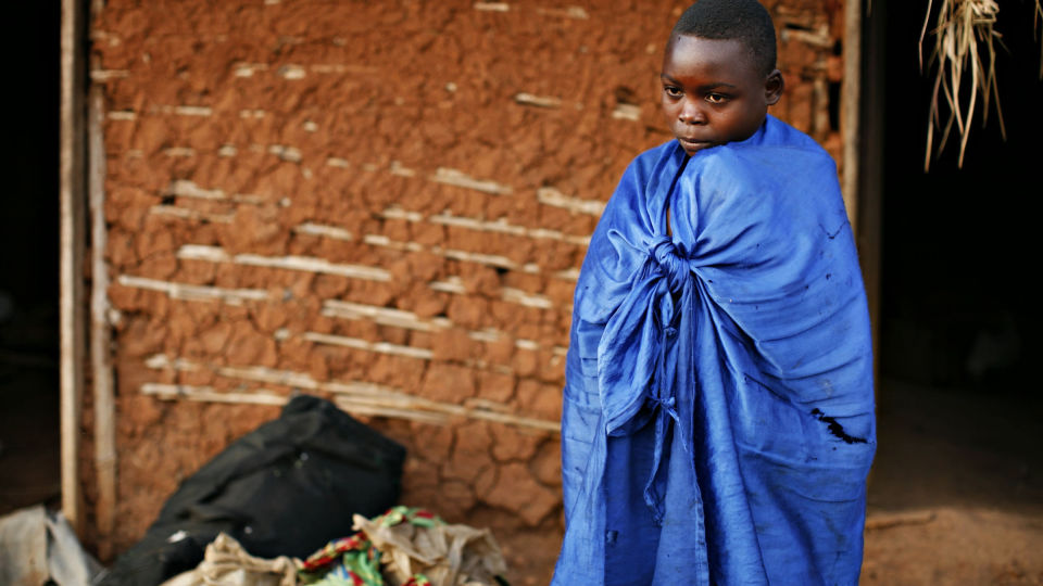 SULT:  Kongolesere venter p� mat i en flyktningleir i Rutshuru �st i Kongo. Verdens matvareprogram trapper opp hjelpen, men m� fortsatt ha beskyttelse av FN-soldater p� grunn av kampene. Foto: Reuters/Finbarr O''Reilly/SCANPIX