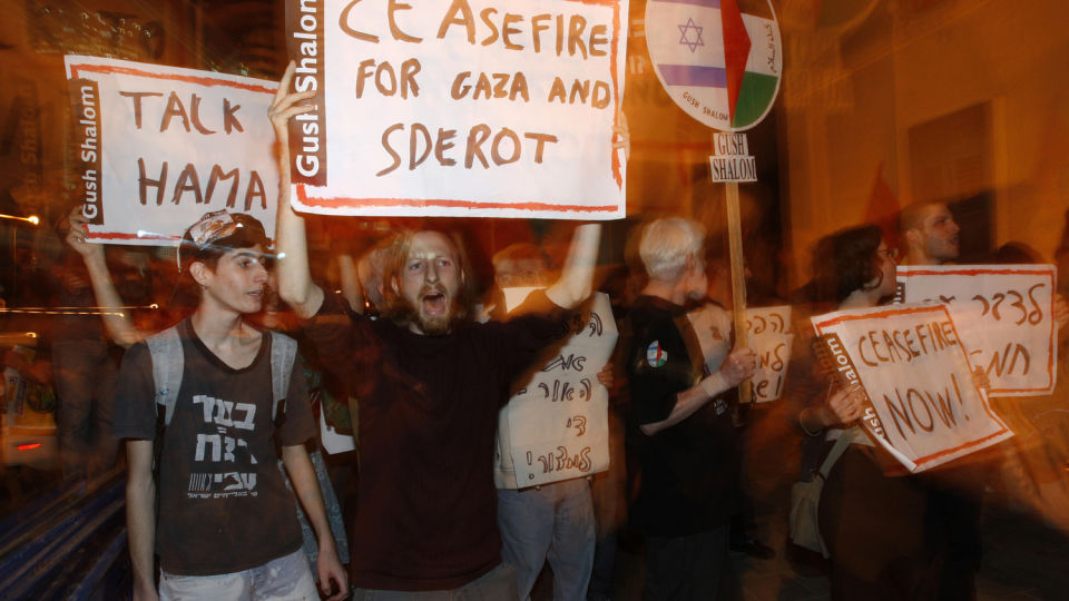 KREVER V�PENHVILE: Demonstranter fra den israelske venstresiden krevde v�penhvile da de gikk i tog gjennom gatene i Tel Aviv tirsdag. Foto: REUTERS/Gil Cohen Magen/SCANPIX