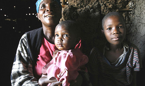GJENFORENT:  Her er familien gjenforent for andre gang i landsbyen Kiseguru.