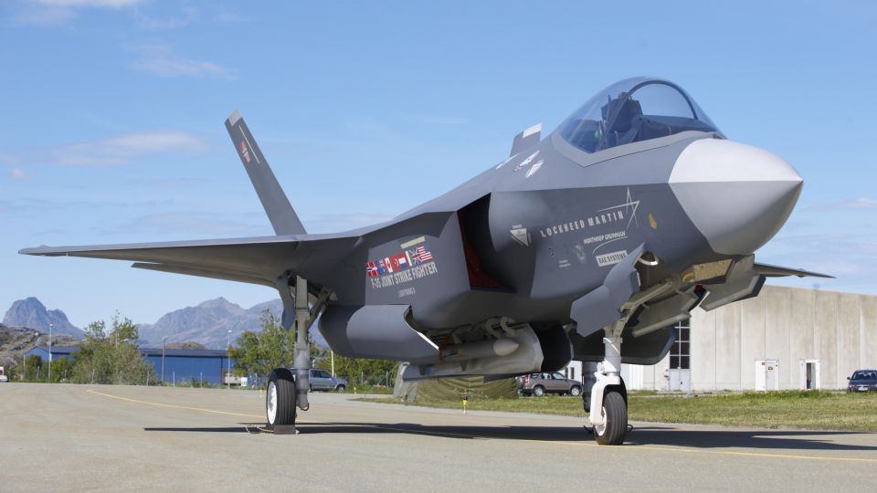 ET FLY AV DENNE TYPEN: En fullskalamodell av det amerikanske jagerflyet Joint Strike Fighter /  JSF-F-35 ble vist fram p� Bod� lufthavn under Bod� Airshow i juni i �r. Foto: Bj�rn Erik Rygg Lunde / SCANPIX