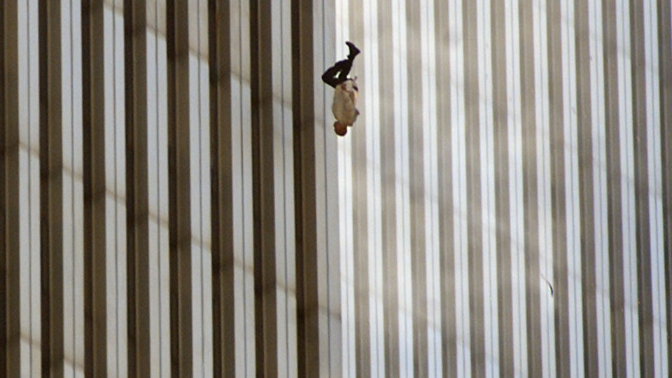 PERFEKT OG GRUSOMT: Bildet av den fallende mannen er et av verdenshistoriens mest ber�mte. Historien om bildet er ogs� spennende. FOTO: RICHARD DREW/AP
