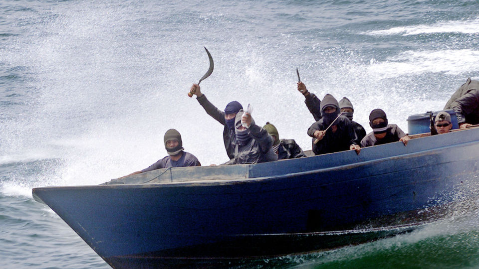 V�PNET TIL TENNENE:  Inntil for ett �r siden, herjet sj�r�verne helst i Malakka-stredet, mellom Singapore og Indonesia, og utenfor Indonesias kyst, hvor disse piratene er avbildet. Men det siste �ret har sj�r�veriet spredd seg til s� mange havomr�der, at de synes n�rmest umulige � bekjempe: Utenfor Somalia og Vest-Afrika, Indonesia, India, Vietnam, Filippinene og Malaysia.. Foto: AP/Scanpix