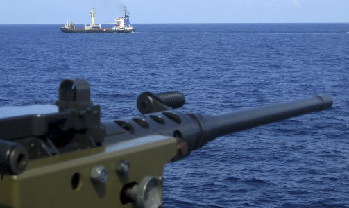 PIRATJAKT: Et dansk krigsskip er avbildet i farvannet utenfor Mogadishu, Somalia, p� jakt etter mulige sj�r�vere. Men siden havomr�det er enormt, er jobben langt fra enkel. Foto: Reuters/Scanpix