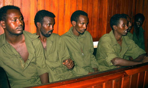 PIRATER: Disse piratene mennene ble p�grepet i 2006. Men mange slipper unna. Foto: Joseph Okanga/REUTERS/Scanpix