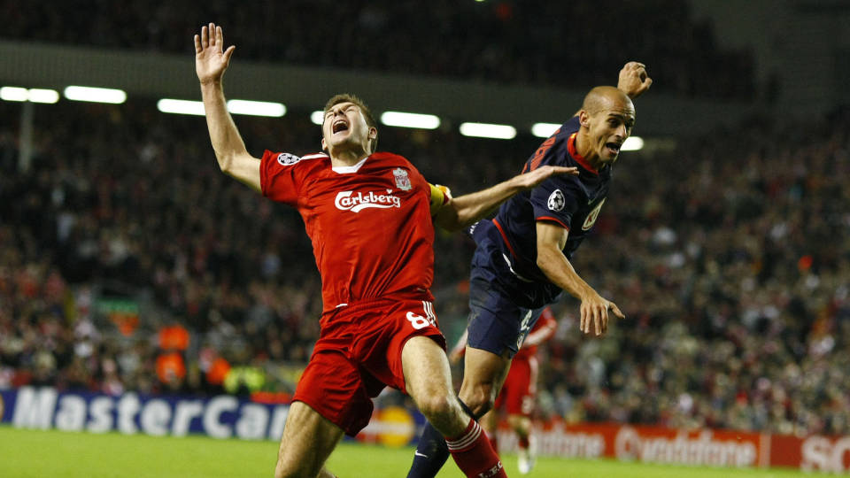 STRAFFE? Steven Gerrard kastet seg inn i duellen med Mariano Pernia, og var vel objektivt sett ganske heldig som fikk straffe. Det synes hvertfall tydeligvis noen fanatiske Atletico-fans, eller Liverpoool-hatere, som i ettertid har truet dommer Martin Hansson p� livet. Foto: SCANPIX/REUTERS/Phil Noble