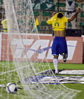 HATTRICK: Det var imidlertid Luis Fabiano som ble kveldens store spiller med sine tre scoringer. Foto: SCANPIX/AFP PHOTO/Joedson ALVES