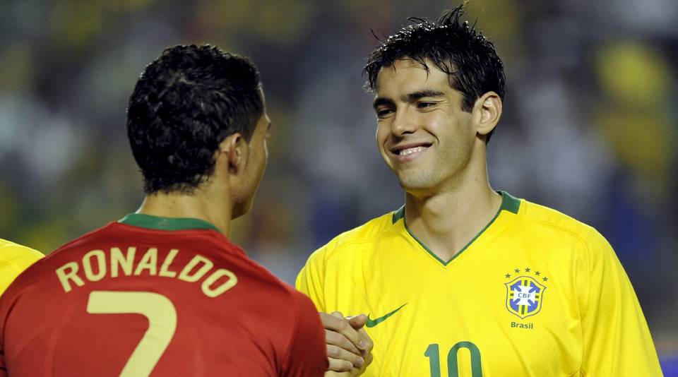 VERDENS TO BESTE? Fjor�rets vinner av Gullballen, Kaka, hilser p� �rets favoritt til den samme utmerkelsen, Cristiano Ronaldo, f�r g�rsdagens kamp i Brasil. Fjor�rets vinner kom best ut av den duellen. Foto: SCANPIX/EPA/FERNANDO BIZERRA JR