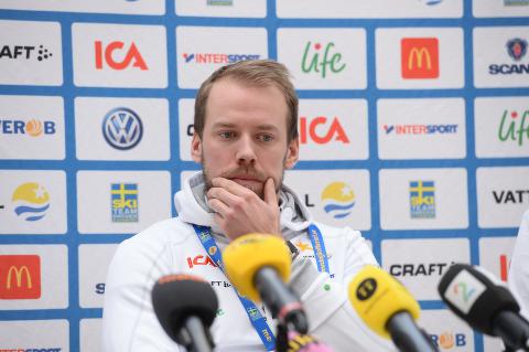 <b>LEI SEG:</b> Emil Jönsson sleit med å holde tårene tilbake da han overfor pressen bekreftet at han ikke stiller til start i VM. Petter Northug mente selv på nordmennenes pressekonferanse at det var synd, og at han gjerne skulle konkurrert mot ham. Den støtten setter Jönsson pris på.

- Det varmer å høre at Petter sier det. Vi har konkurrert mot hverandre i så mange år og kjenner hverandre så godt at jeg ville følt det på samme måte om det var han som måtte stå over. Vi er rivaler, men ønsker hverandre alltid vel, sier Jönsson til Aftenposten.
