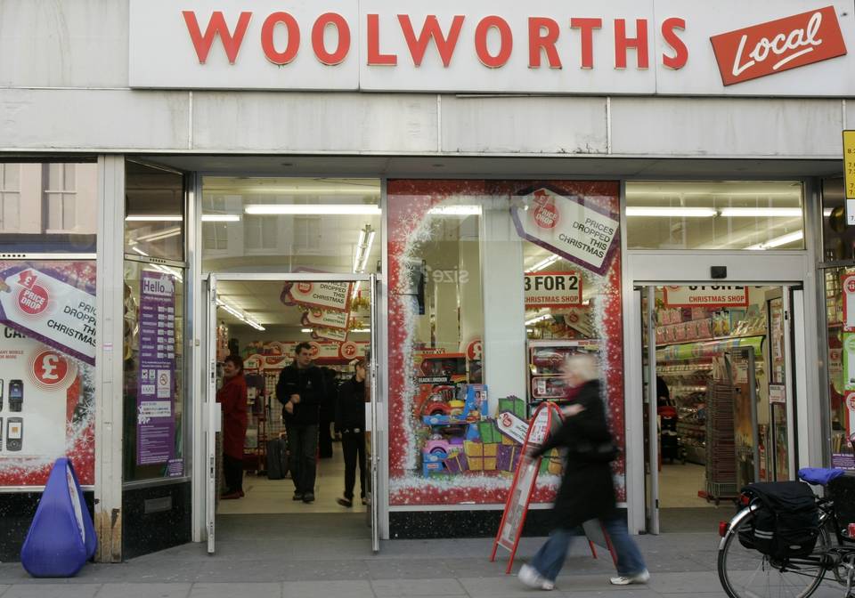 JULESALG: Butikk-kjeden Woolworths i Storbritannia sliter maks om dagen. N� g�r muligens de 800 butikkene p� billigsalg til ett pund.  Foto: AP Photo/Alastair Grant/SCANPIX