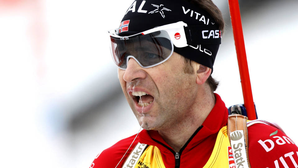 FAST F�LGE: Ikke bli det minste overrasket om Ole Einar Bj�rndalen vinner massevis av renn i vinter. Og ikke bli sjokkert hvis det skjer med gode mengder sn�rr i ansiktet heller.Foto: SCANPIX