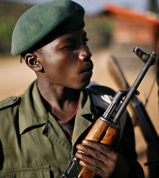 UVISS SKJEBNE: Barnesoldater er utbredt i den kongolesiske borgerkrigen. Foto: REUTERS/Finbarr O'Reilly/Scanpix