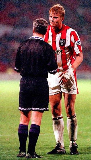 M�TTE PASSE KJEFTEN: Jostein Flo sier han bare husker to r�de kort fra sin karriere, men dette bildet er det f�rste vi fant fra Sheffield-tida. Her har Jostein blitt utvist mot Notts County.