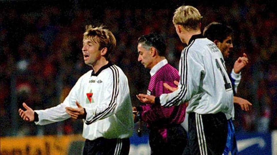 SKULLE BARE V�RE MORSOM: Jahn Ivar Mini Jakobsens mest minneverdige utvisning er nok denne mot Porto i 1996. Da han bare ville gi backen drakta portugiseren virket s� hypp p�. Men Mini husker en annen historie bedre. Foto: SCANPIX