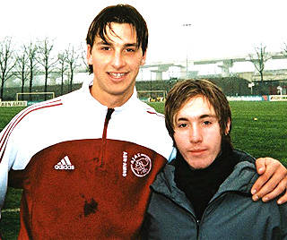 LITEN OG STOR: Martin pr�vespilte b�de i Chelsea og Ajax. Her m�ter han landsmann Zlatan i Ajax.