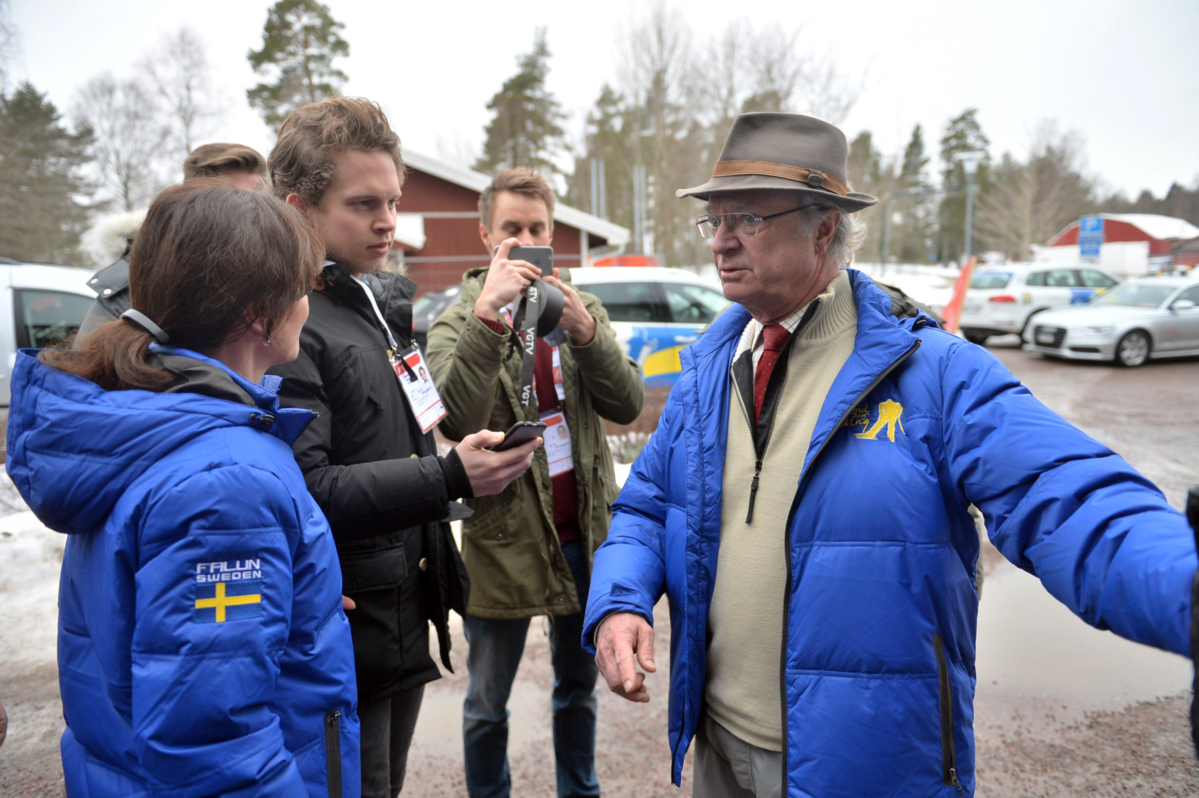 <B>OMVISNING:</b> Kong Carl Gustaf under omvisningen i Falun i dag.