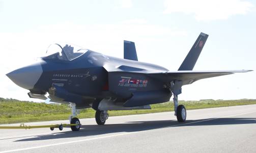 DYRT OG D�RLIG?: Amerikanske eksperter frykter at JSF-programmet er i ferd med � bli den nye dinosauren i Pentagon. Her en fullskalamodell i Norske farger under sommerens flyshow i Bod�. Foto: Bj�rn Erik Rygg Lunde / SCANPIX
