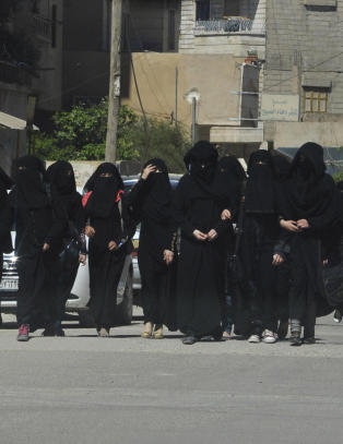 - IS vansiret 15 kvinner for ikke å ha gått med Niqab