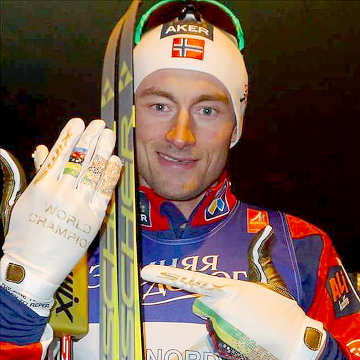 <B>GULLHANSKE:</b> Etter gullet på sprinten i går fikk Petter Northug utdelt gullhansker fra Swix - i likhet med alle som tar gull i Falun eller Kontiolahti. I tillegg vil utøverne få hansker de kan bruke med verdensmesterstripene på, slik også syklister har. 