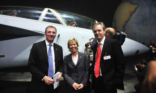 GYLDNE TIDER: Dr�mmen om et svensk-norsk kampflyprosjekt brast i dag, etter flere �r med intens nordisk lobbyisme. Saab-direkt�r �ke Svensson er skuffet og overrasket. Her under hyggeligere omstendigheter som jagerflykremmer sammen med Norges og Sveriges forsvarsministre, Anne-Grete Str�m-Erichsen og Sten Tolgfors. Foto: Scanpix