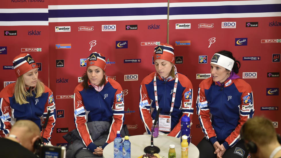 <b> MØTER PRESSEN: </b> De norske jentene uten Therese Johaug snakker med pressen før morgendagens 10 kilometer.