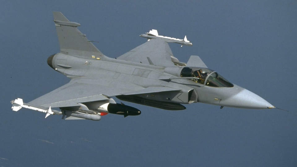 FALLER P� B�RSEN:  Norge valgte bort svenske JAS Gripen. Foto SCANPIX  SVERIGE