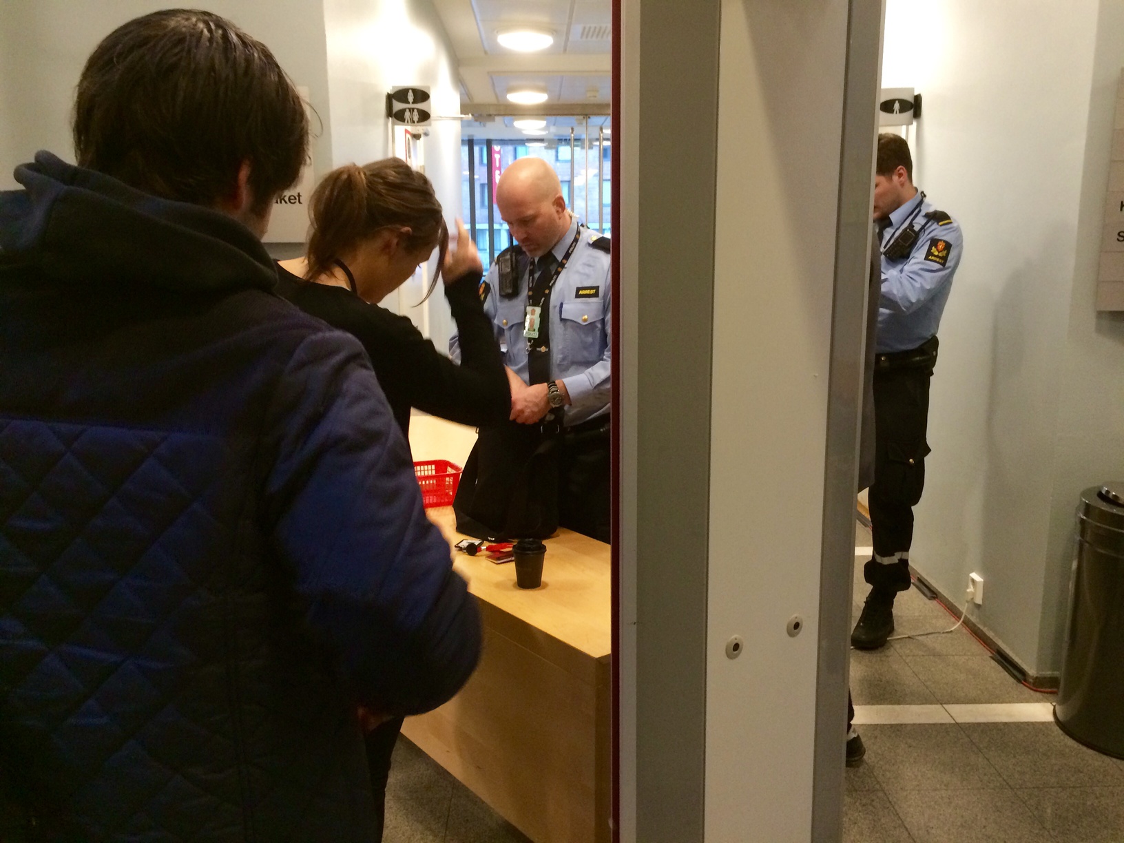 <b>STRENGT OPPLEGG:</b> Sikkerhetsopplegget rundt rettssaken er omfattende, og alle pressefolk som skal følge forhandlingene, må igjennom en sjekk à la flyplasser. Foto: Ralf Lofstad / Dagbladet