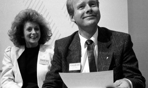 STAND BY YOUR MAN: Eli og Carl under NRKs valgvake i september 1987.  
FOTO: Knut Nedr�s / NTB / SCANPIX