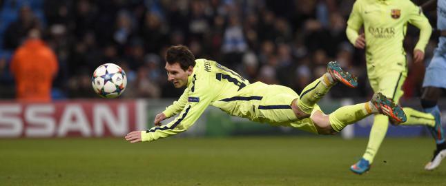 Her forsøker Messi desperat å stupheade straffe-returen