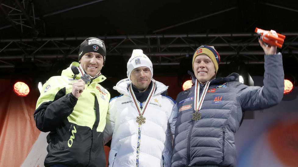 <B>MEDALJER:</b> Da har Johan Olsson, Maurice Manificat og Anders Gløersen fått utdelt sine medaljer. 