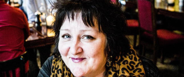 Anne B. Ragde gleder seg til å lese for barnebarnet