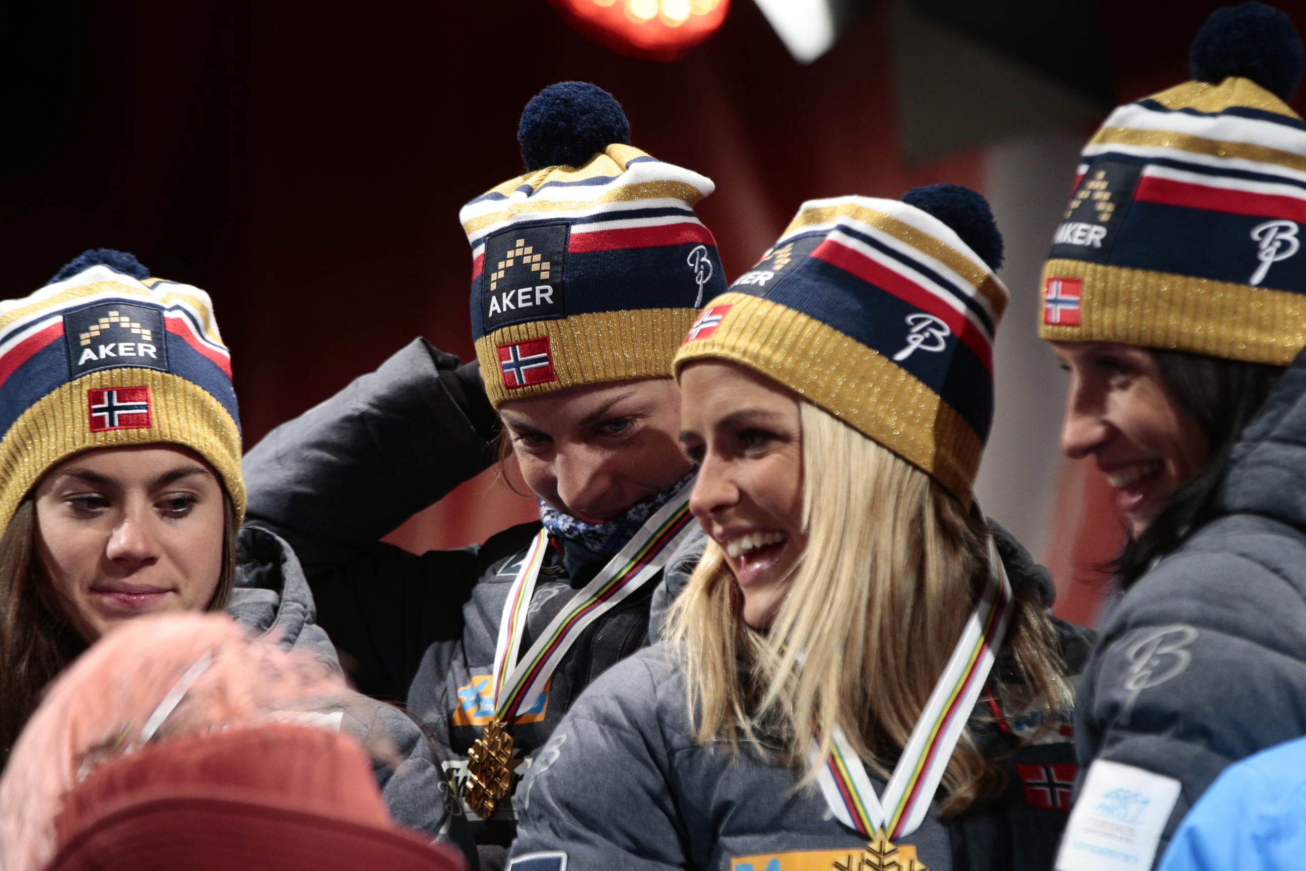 <B>GULL:</b> De norske jentene med gullmedaljen rundt halsen.