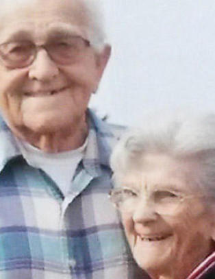Violet og Floyd var gift i 67 år og døde mens de holdt hverandres hender