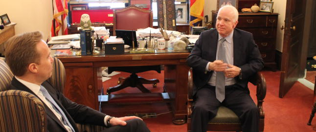 McCain til Dagbladet om Nato og Stoltenbergs håndtering av Ukraina-krisa: - Forventa nonsens