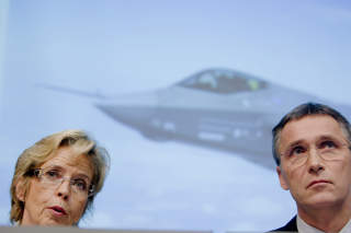 VRAKER GRIPEN: Forsvarsminister Anne-Grete Str�m-Erichsen og statsminister Jens Stoltenberg kunngjorde valget torsdag. Foto: Stian Lysberg Solum/SCANPIX