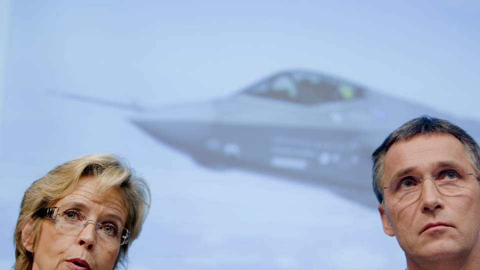 STRENGE ST�YKRAV: Statsminister Jens Stoltenberg og dav�rende forsvarsminister Anne-Grete Str�m-Erichsen informerte om at regjeringen gikk inn for at dagens F-16 erstattes med amerikanske F-35 Lightning II Joint Strike Fighter (JSF). F�r jul kommer en ny st�yforskrift, som kan f�re til ekstrakostnader p� flere milliarder p� flyene. Foto: Stian Lysberg Solum / SCANPIX