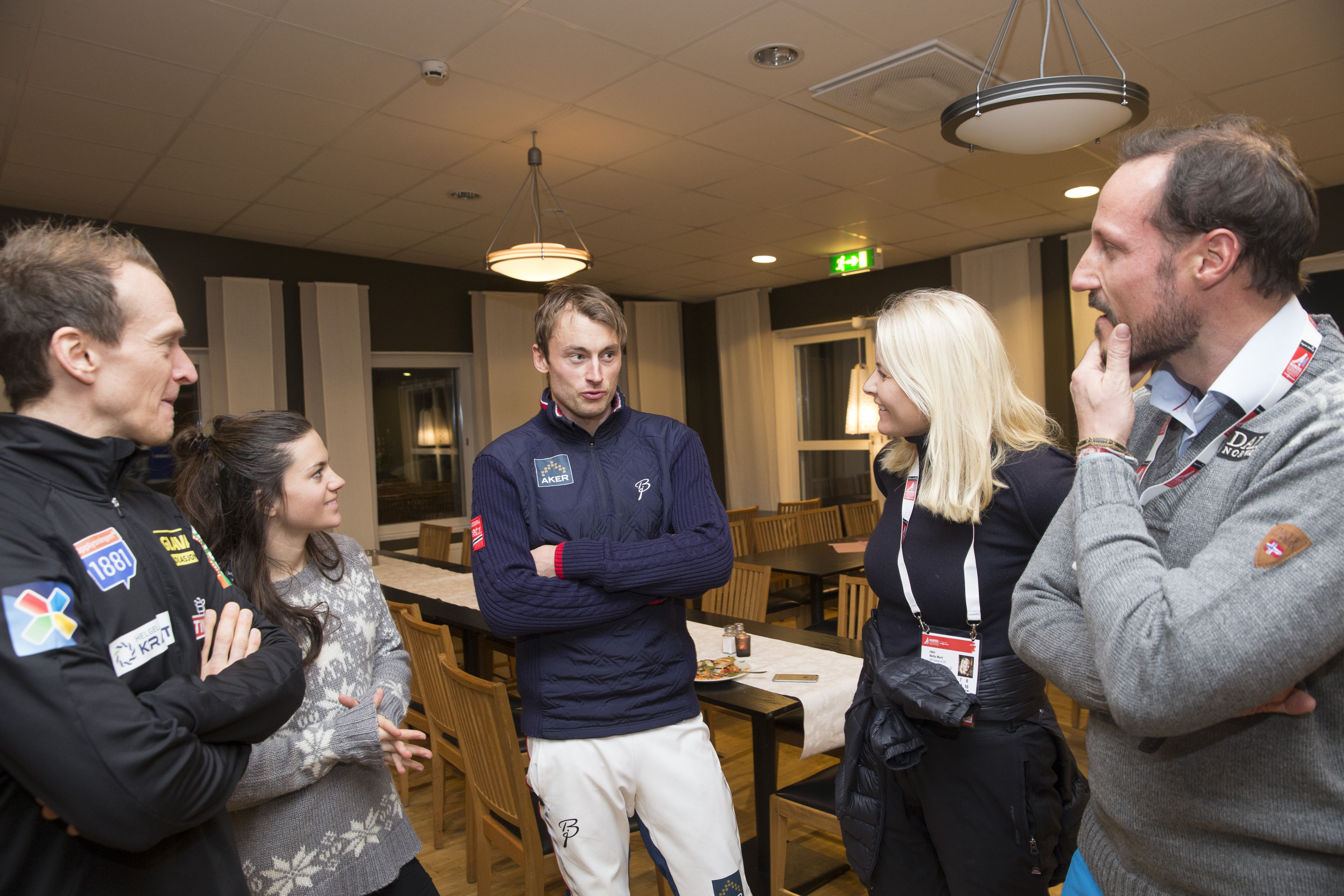 <B>MØTTES:</b> Kronprinsparet har i kveld møtt de norske utøverne. Her med Petter Northug, Heidi Weng og Håvard Klemetsen.