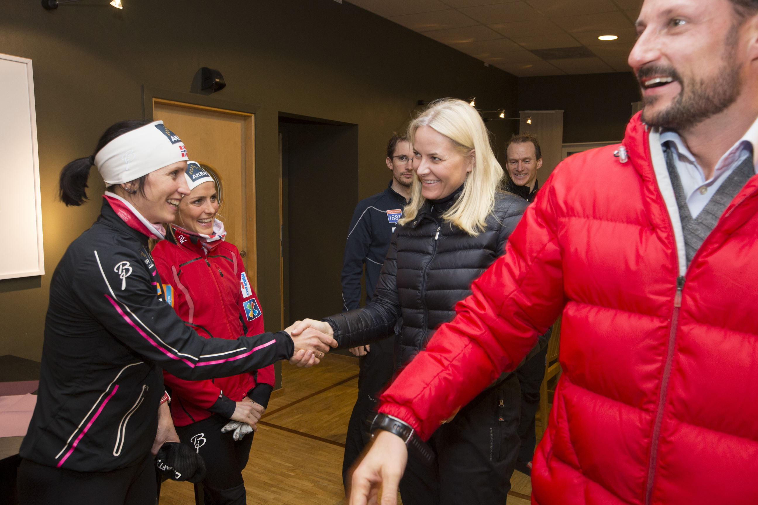 <B>GULLJENTER:</b> Kronprinsesse Mette-Marit hilser på Marit Bjørgen og Therese Johaug. 