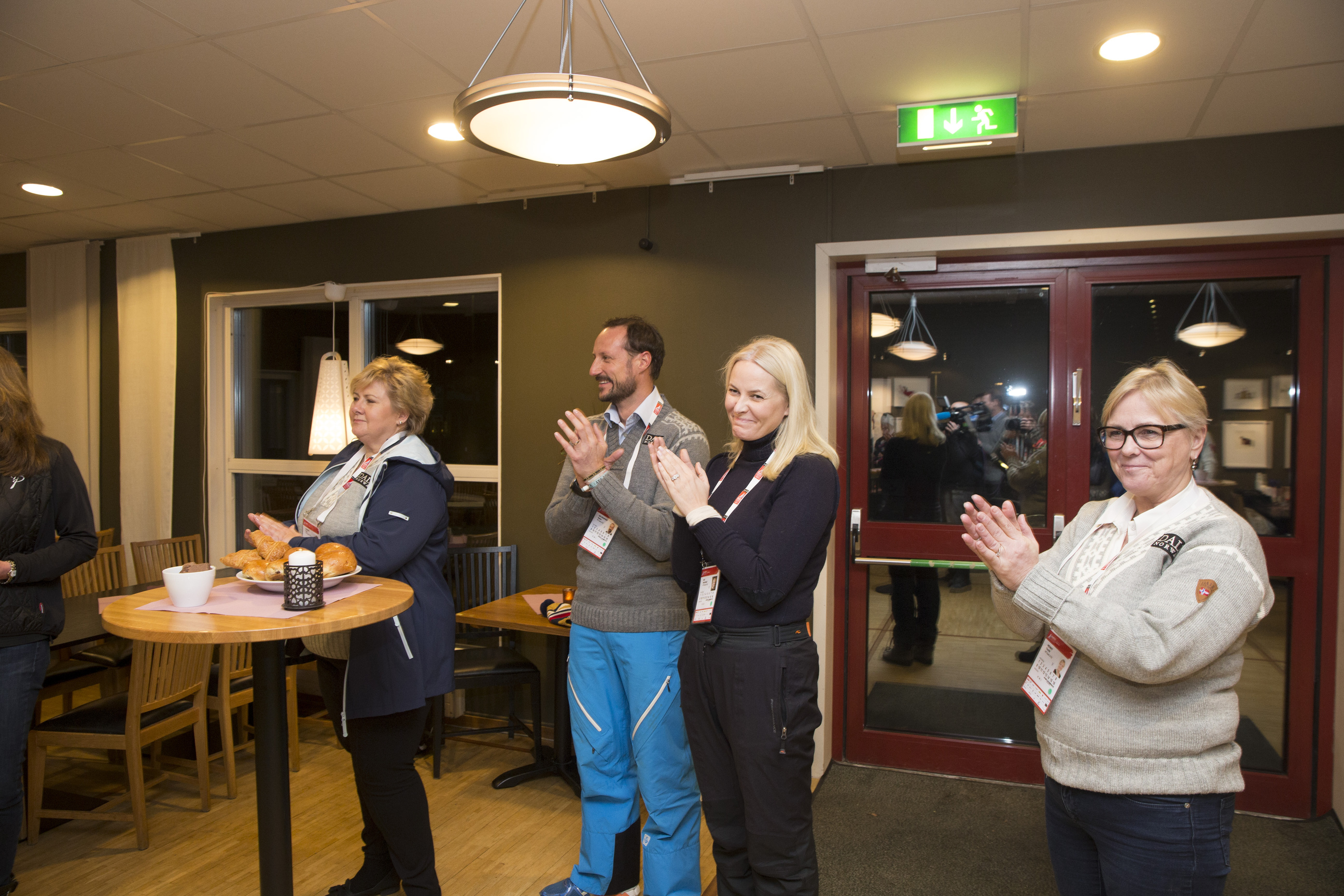 <B>HYLLET:</b> Også statsminister Erna Solberg og kulturminister Thorild Widvey var på plass på utøverhotellet i kveld, for å hylle de norske utøverne. 