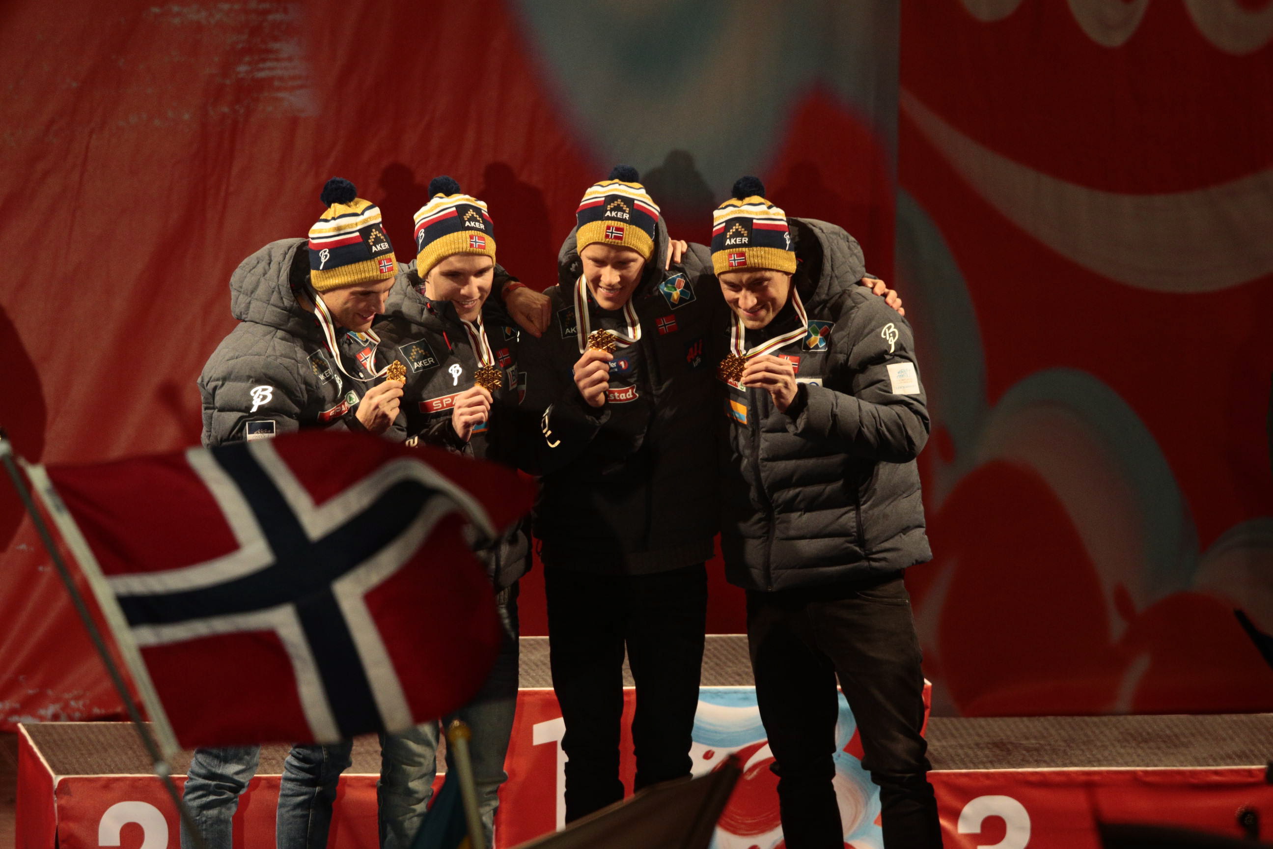 <B>GULLGUTTA:</b> De norske stafettherrene; Didrik Tønseth, Niklas Dyrhaug, Anders Gløersen og Petter Northug, har i kveld mottatt sine gullmedaljer. 