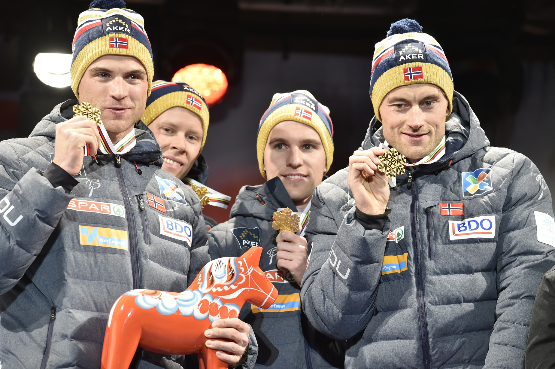 <B>DALAHEST ER BEST:</b> Også de norske stafettgutta har fått utdelt sine gullmedaljer - og ikke minst de røde Dalahestene som gis til alle som ender på topp-seks. 