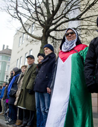 Samlet seg i ring rundt moské i Oslo