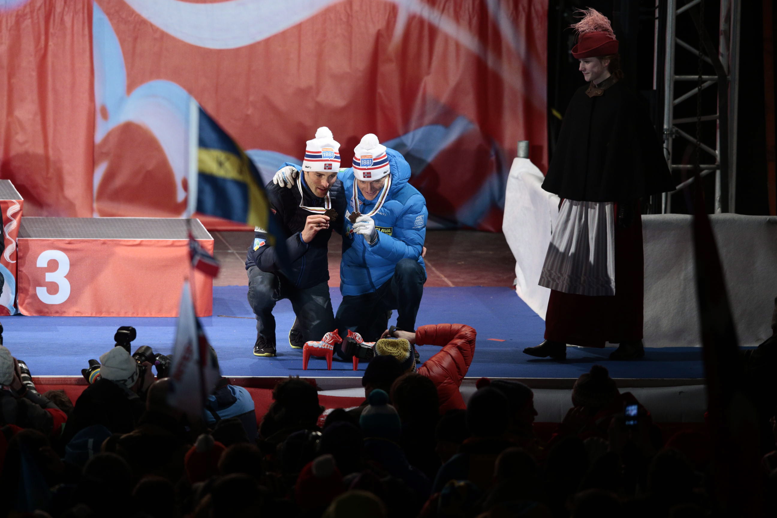 <b>BRONSEGLIS:</b> Håvard Klemetsen og Magnus Moan på medaljeseremonien.