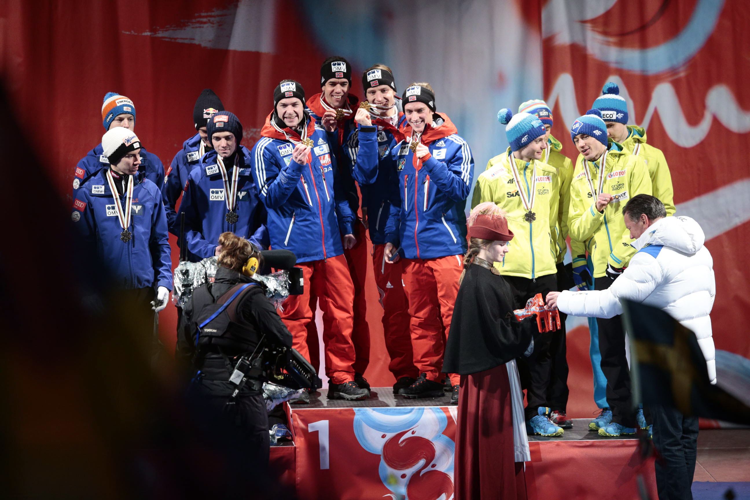 <b>PREMIEUTDELINGEN:</b> De fire norske hopperne fikk både medaljer og premier.