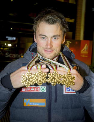 «FIS ga Olsson gull», «Smørerne ga Kalla gull», og «Northug fikk gull av svenskene»